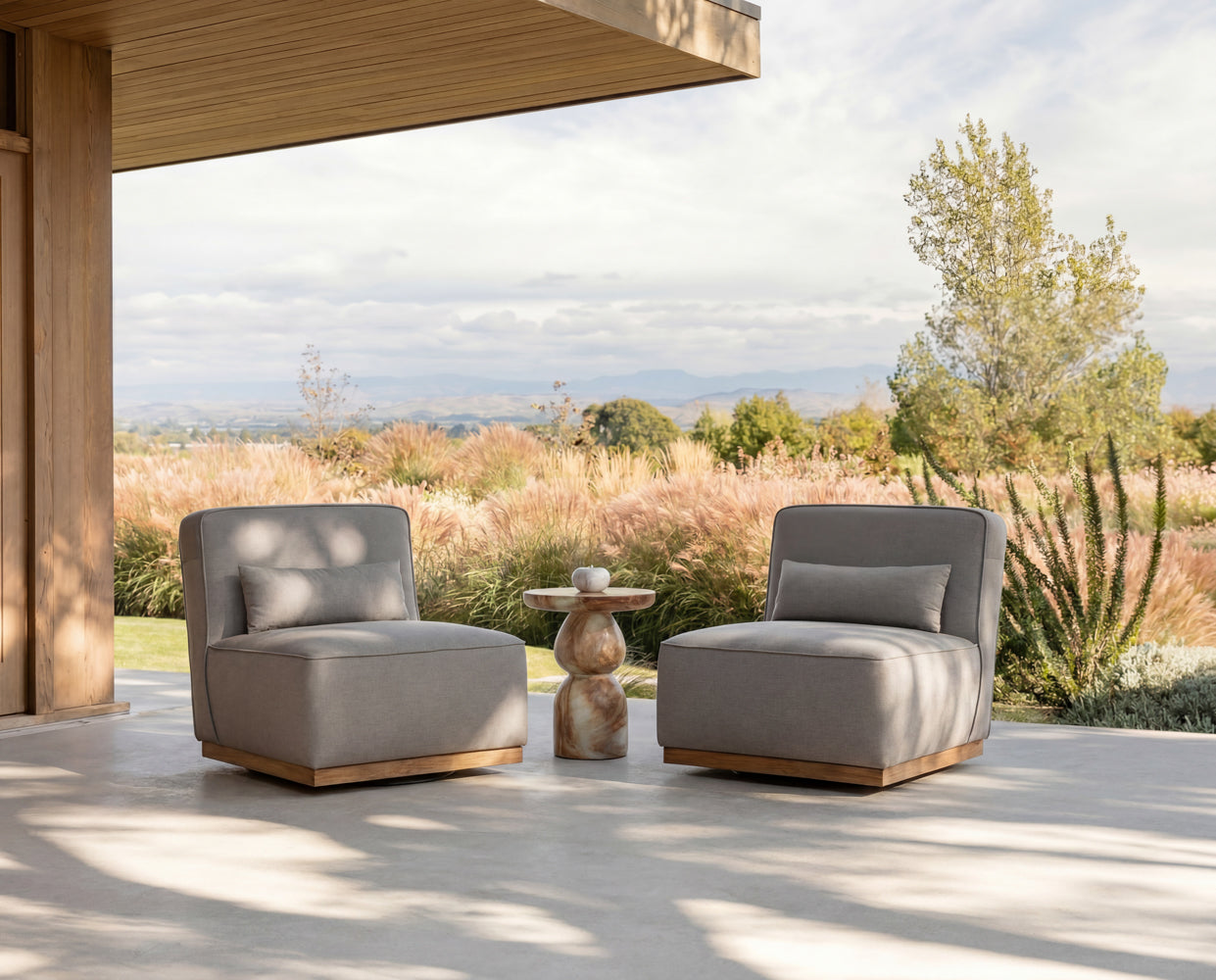 Carbonia Swivel Lounge Chair